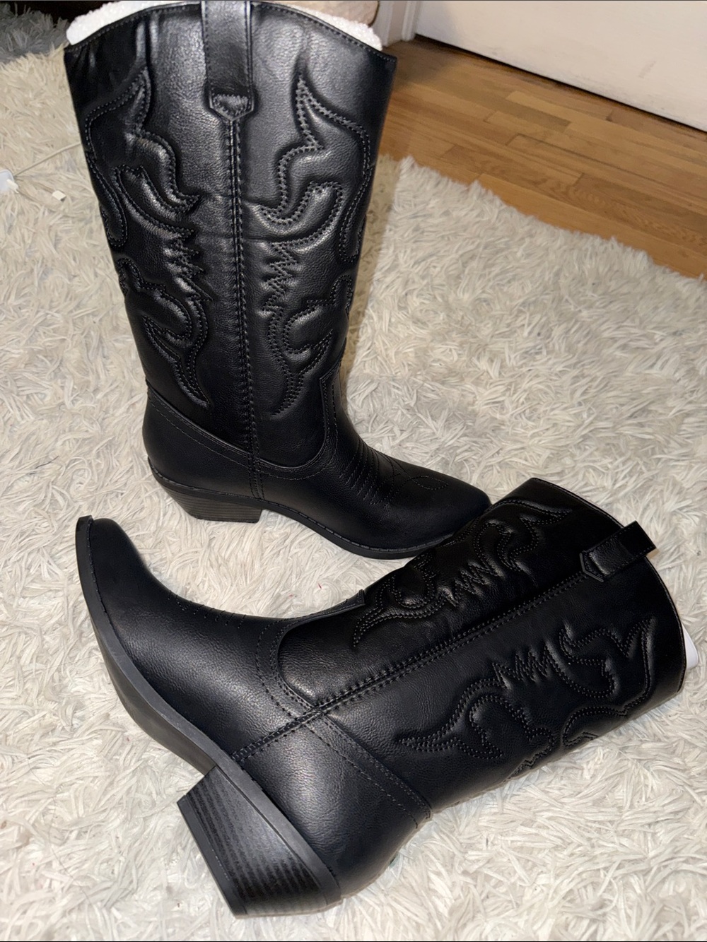 Black Western Embroidered Mid-Calf Cowboy Boots**runs narrow